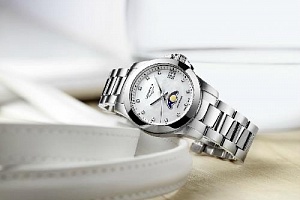 Longines пополнил коллекцию Conquest новой моделью часов с лунным календарём, воплощающей спортивную элегантность бренда